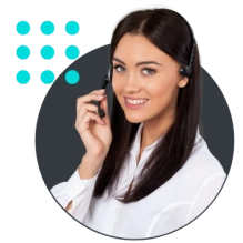 Ein Callcenter-Agent mit einem Headset, bereit, Kundenanfragen zu beantworten und Unterstützung zu bieten.